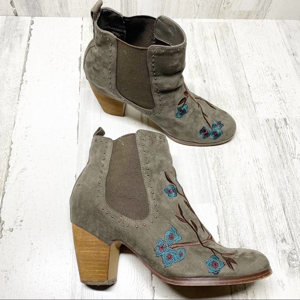 Crown Vintage taupe ankle booties size 10